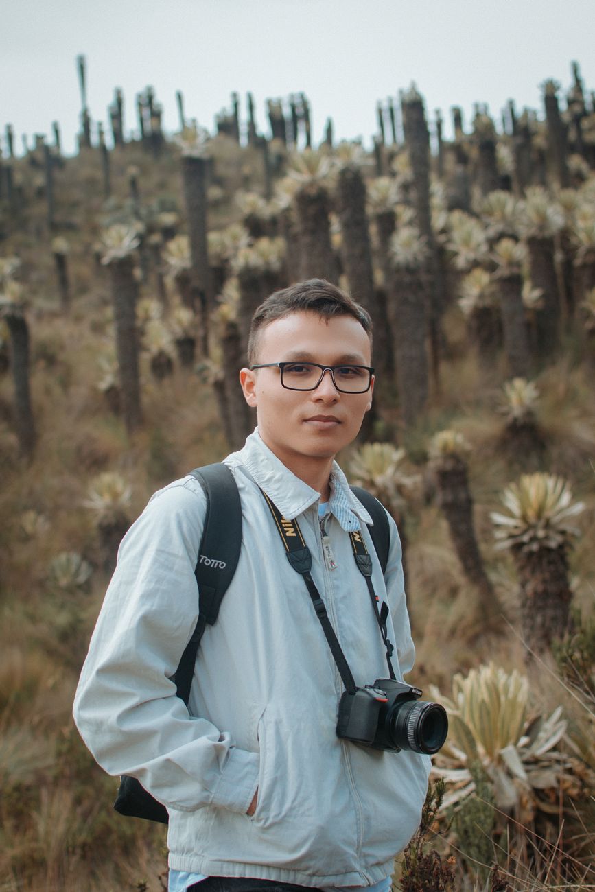 Fotógrafo de expedición en el bosque andino
